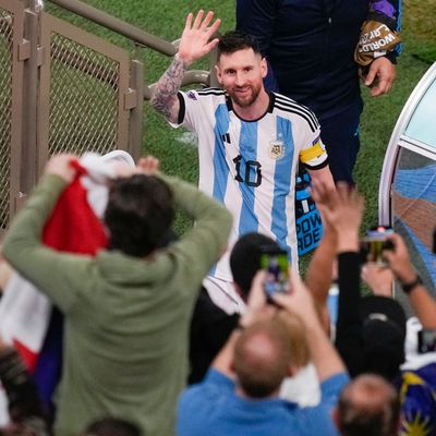 Lionel Messi winkt seinen Fans zu.