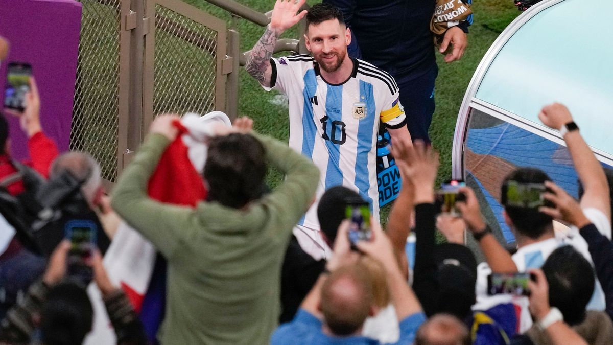 Lionel Messi winkt seinen Fans zu.