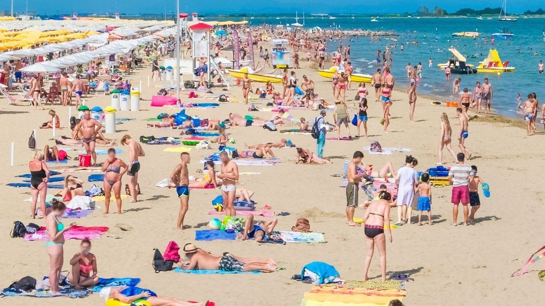 Bikinis nur am Strand: In der Innenstadt von Lignano Sabbiadoro ist es ab sofort unter Strafe verboten, sich allzu leicht bekleidet auf Plätzen und Straßen aufzuhalten. (Symbolbild)