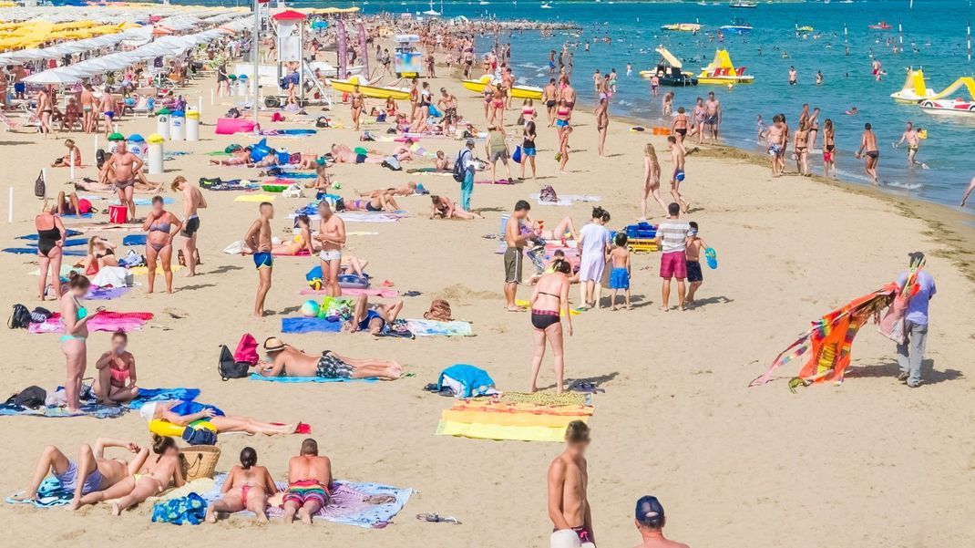 Bikini- und Badehosen-Verbot in Lignano Sabbiadoro in Venetien