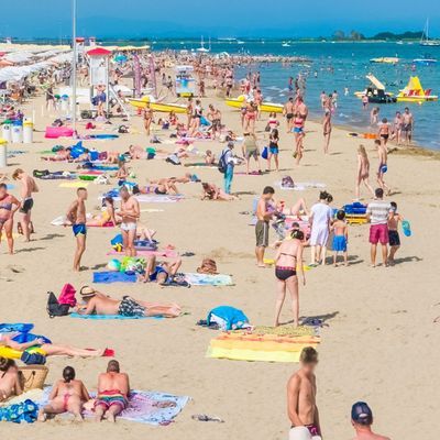 Bikini- und Badehosen-Verbot in Lignano Sabbiadoro in Venetien