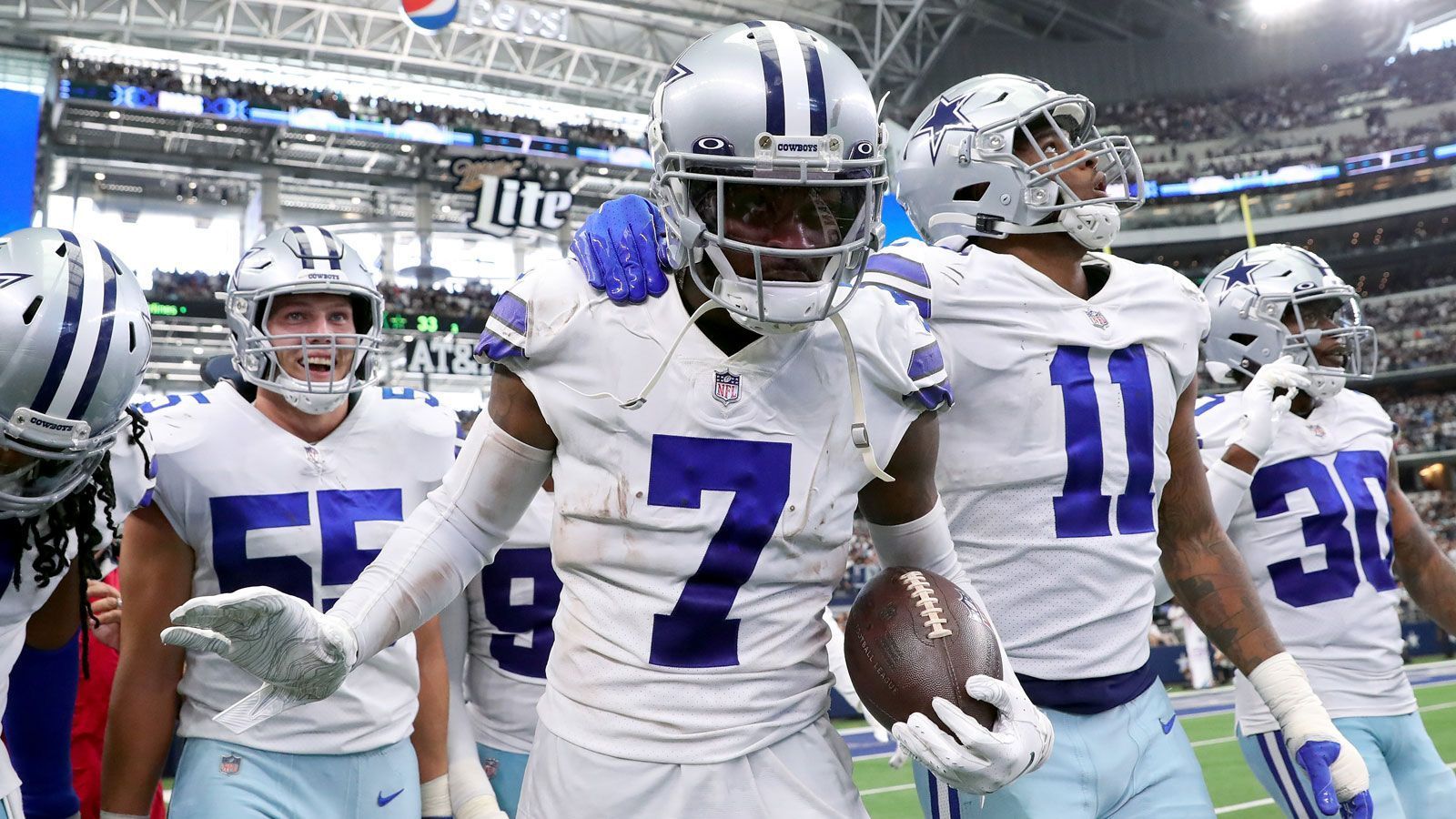 
                <strong>Gewinner: Trevon Diggs (Dallas Cowboys)</strong><br>
                Mit Trevon Diggs haben die Dallas Cowboys einen echten Quarterback-Schreck im Backfield. Der Cornerback saugt die Bälle besser an als so mancher Receiver. Hatte er in den ersten drei Saisonspielen jeweils eine Interception verzeichnet, waren es beim 36:28 über die Carolina Panthers gleich zwei. Beide Turnover gelangen dem jüngeren Bruder von Stefon Diggs von den Buffalo Bills binnen zweieinhalb Spielminuten. Es war die Phase, als "America's Team" von 20:14 auf 36:14 davonzog. Die künftigen Gegner werden es sich wohl gut überlegen, ob sie den Ball in die Diggs-Deckung werfen.
              