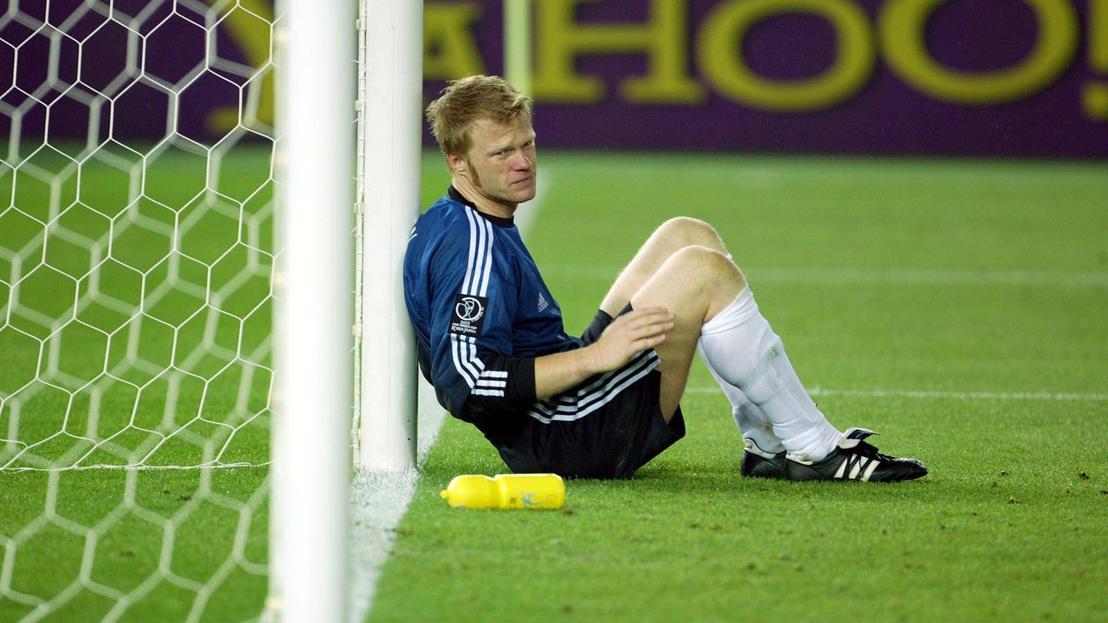 
                <strong>Oliver Kahn (Deutschland) </strong><br>
                …nach dem verlorenen Finale saß Kahn minutenlang wie ein Häufchen Elend an den Torpfosten gelehnt.
              