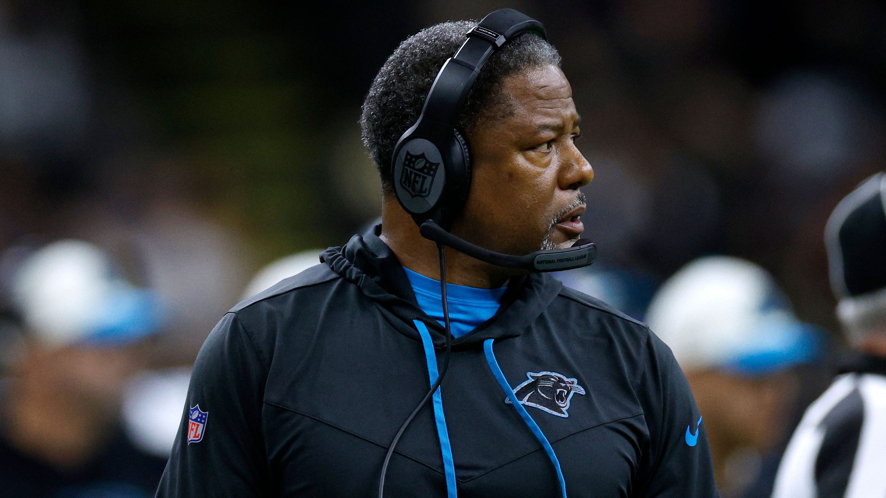 <strong>Steve Wilks (Defensive Coordinator, San Francisco 49ers)</strong><br>Es wäre eine große Überraschung, wenn Steve Wilks der neue Panthers-Head-Coach werden würde! Er war es nämlich bereits vergangene Saison. Nach der Entlassung von Matt Rhule übernahm Wilks interimsweise und erreichte fast die Playoffs. Aber Tepper entschied sich im Anschluss gegen ihn und für Reich! Unwahrscheinlich, dass er Wilks zurückholt.