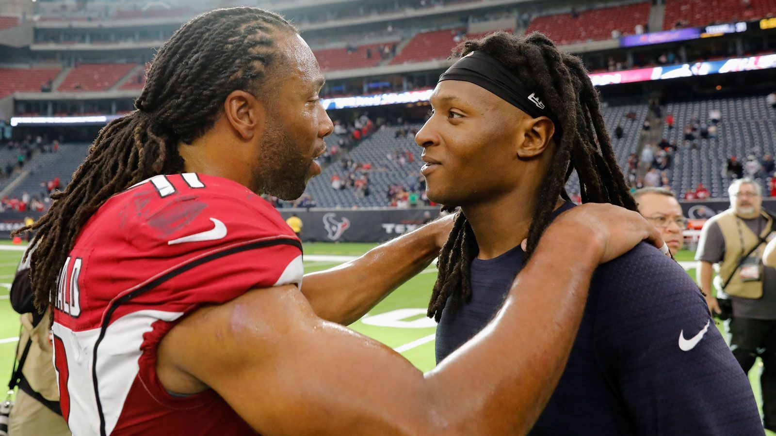 
                <strong>Mega-Trades! Houston tradet DeAndre Hopkins nach Arizona ...</strong><br>
                Auch in der vergangenen Offseason tauschen die Teams untereinander fleißig ihre Spieler, jedoch sorgt kaum etwas für so viel Kopfschütteln wie der unerwartete Trade von Star-Receiver DeAndre Hopkins (re.) zu den Arizona Cardinals. Bill O'Brien, gleichzeitig Head Coach und General Manager der Houston Texans, tauscht Hopkins gegen Running Back David Johnson, sowie einen Zweit- und einen Viertrundenpick der Cardinals. Bereits in der Vergangenheit sorgt O'Brien mit verrückten Trades für Aufsehen, doch keiner sorgt so für Ratlosigkeit bei Texans-Fan wie der Trade des viermaligen Pro Bowlers.
              