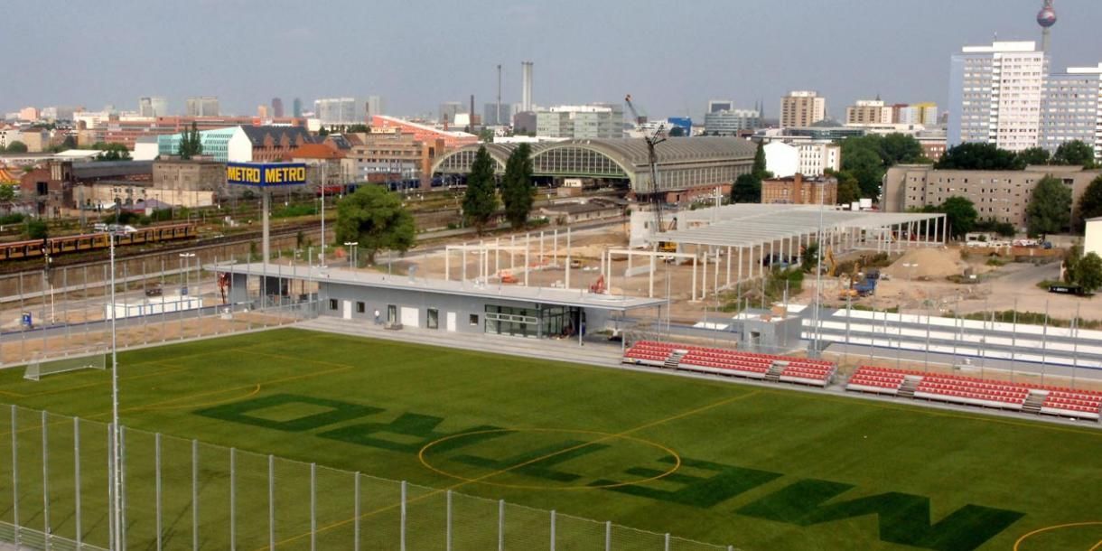 Fußballplatz auf dem Dach:
Fußballplatz auf dem Dach:
Auch in Berlin findet das Training in luftiger Höhe statt. Der SG Blau-Weiß Friedrichshain spielt im "Metro-Fußballhimmel" auf dem Dach eines Großmarkts.