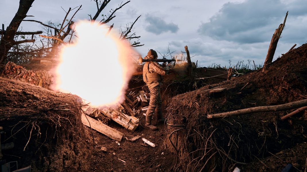 Ein ukrainischer Soldat feuert eine Panzerfaust auf russische Stellungen an der Frontlinie in der Nähe von Awdijiwka in der Region Donezk ab.