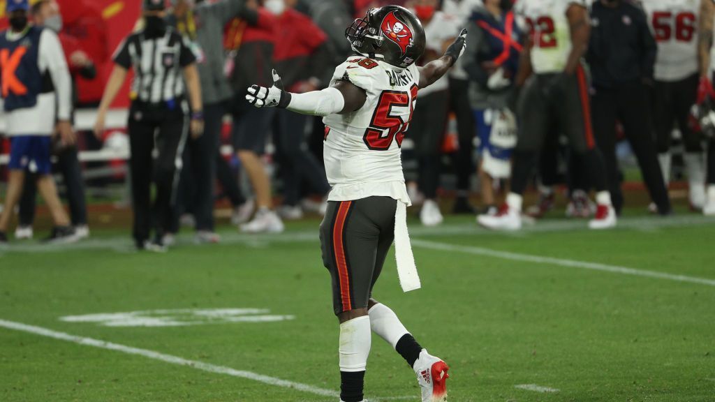 
                <strong>Buccaneers: Outside Linebacker</strong><br>
                Die größte Stärke der Buccaneers-Defense im Super Bowl und auch in den Spielen davor war der Passrush. Auf der einen Seite Jason Pierre-Paul und auf der anderen Shaquil Barrett (im Bild) in der 3-4-Defense von Todd Bowles. Jener Shaq Barrett wird jedoch nun Free Agent und hinterlässt entweder eine Lücke im Team oder eine Lücke im Capspace, je nachdem ob er sich entscheidet zu bleiben oder nicht. Barrett war einer der Top-Performer in diesen Playoffs und daher wird das eine der ersten Baustellen sein, die GM Jason Licht angehen wird.
              