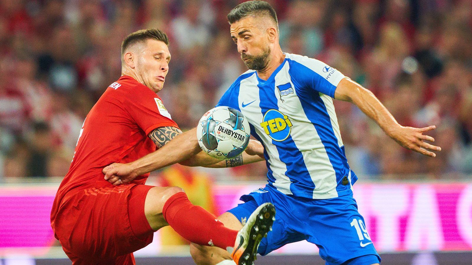 
                <strong>Niklas Süle</strong><br>
                Eröffnet Hertha mit einem unnötigen Ballverlust eine aussichtsreiche Torchance durch Ibisevic (13.). Wird beim Pass auf den durchgestarteten Grujic vor dem 1:2 viel zu leicht überspielt. Starker langer Ball auf Lewandowski, der das Spiel beinahe binnen weniger Minuten dreht (62.). Wirkt nicht immer souverän in seinen Aktionen und kann die Defensive der Hausherren nicht stabilisieren. ran-Note: 4
              