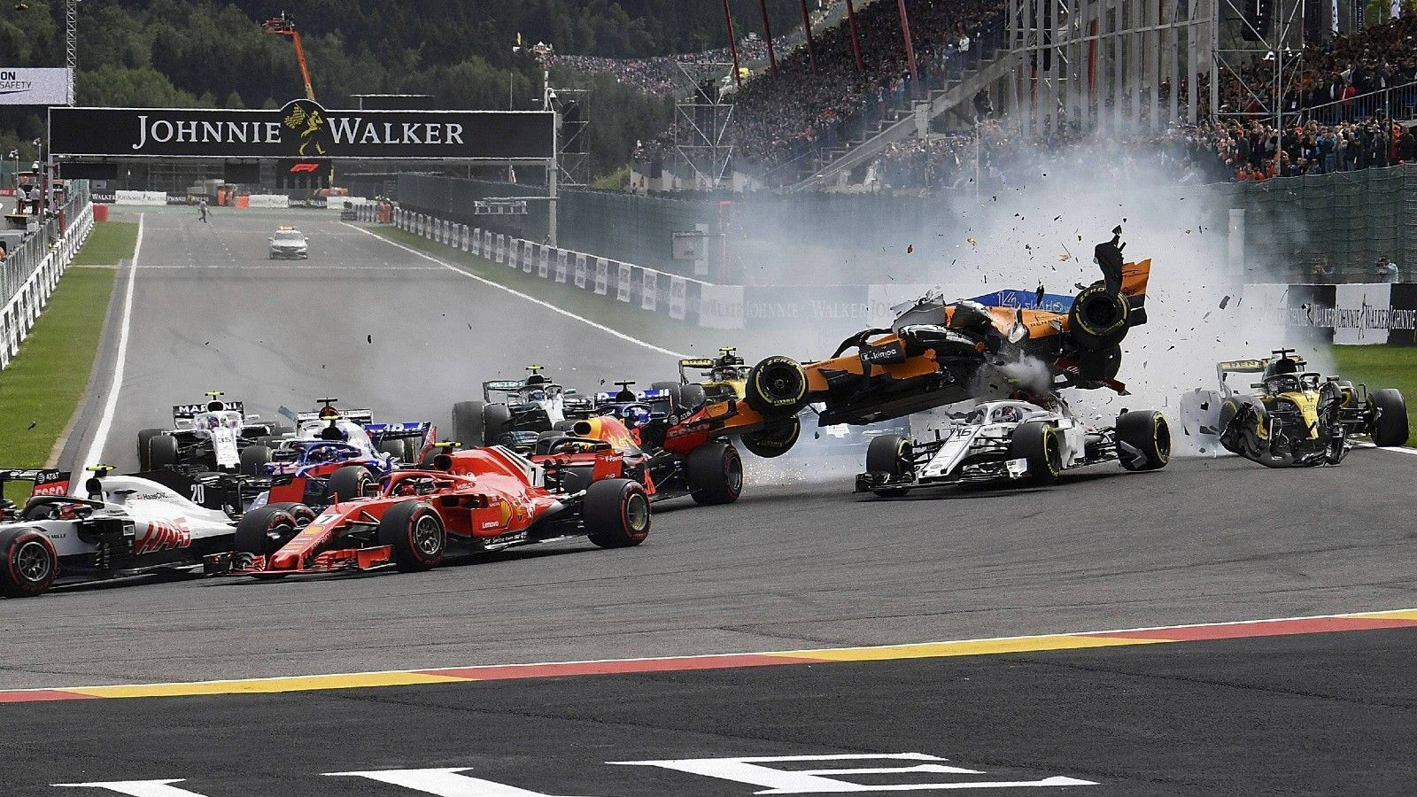 
                <strong>Leclerc vs. Alonso</strong><br>
                Beim Belgien-GP im Jahr 2018 stieg der McLaren von Fernando Alonso auf und berührte den Alfa Romeo von Charles Leclerc. Der Halo-Bügel des heutigen Ferrari-Piloten hielt erfolgreich das rechte Vorderrad sowie den Frontflügel von dem Monegassen fern. Ansonsten wäre er mit voller Wucht getroffen worden.
              