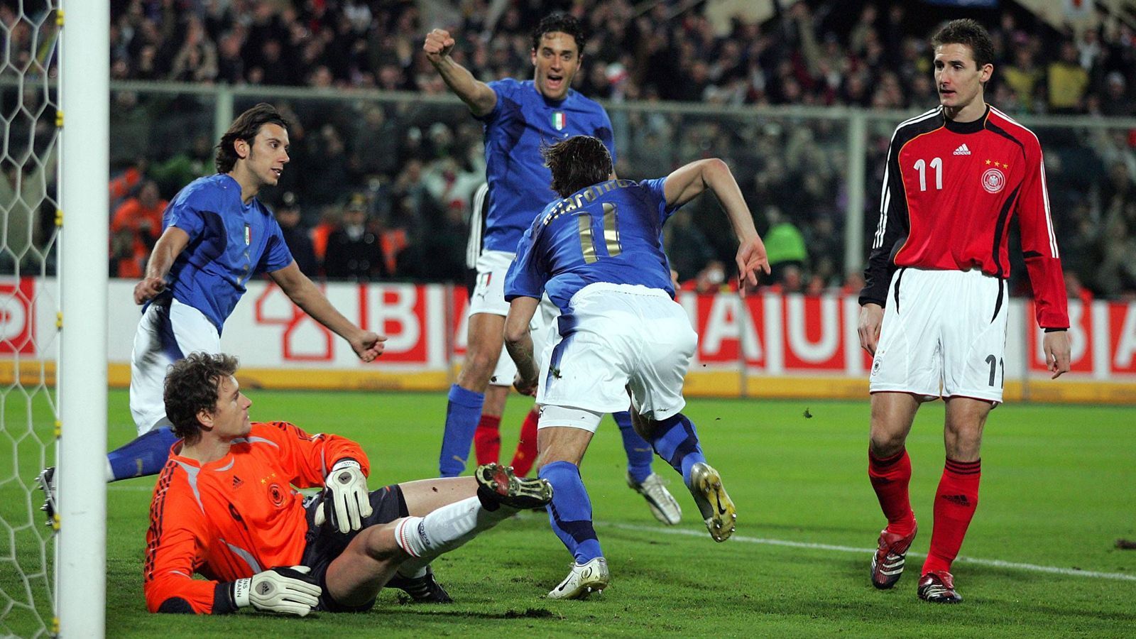 
                <strong>Testspiel 2006: Italien - Deutschland 4:1</strong><br>
                Zwei Jahre später macht es Italien ein Tor gnädiger. Der Spielfilm ist fast der gleiche. Nach sieben Minuten führt die Squadra Azzurra mit 2:0, zur Pause steht es 3:0, nach 57 Minuten 4:0. Robert Huth erzielt das Ehrentor. Drei Monate vor der WM im eigenen Land wackelt der Stuhl von Bundestrainer Jürgen Klinsmann bedenklich. Nichts deutet auf ein "Sommermärchen" hin.
              
