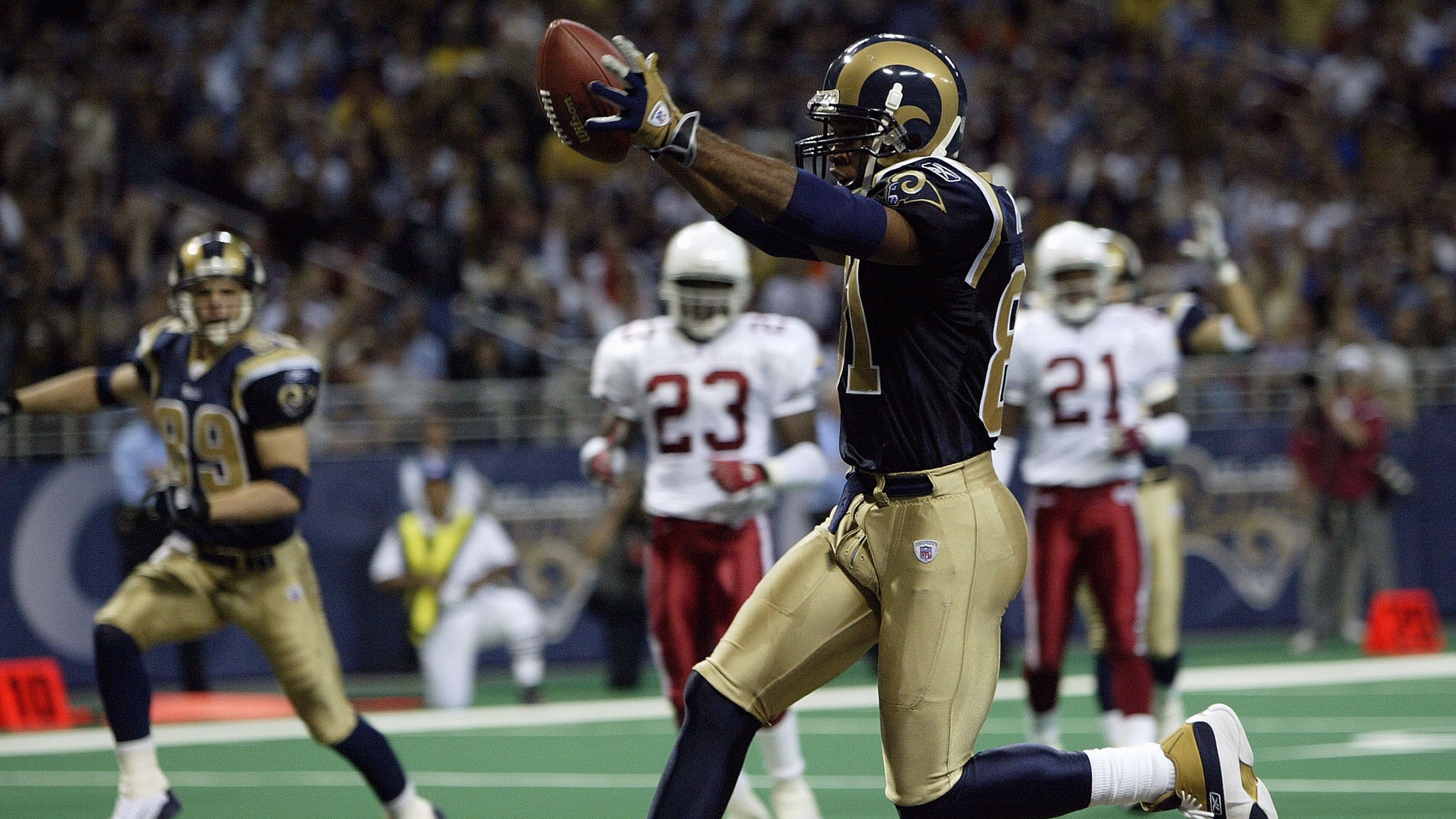 
                <strong>10. Torry Holt</strong><br>
                Yards: 1.696 -Catches: 117 -Team: St. Louis Rams -Saison: 2003
              
