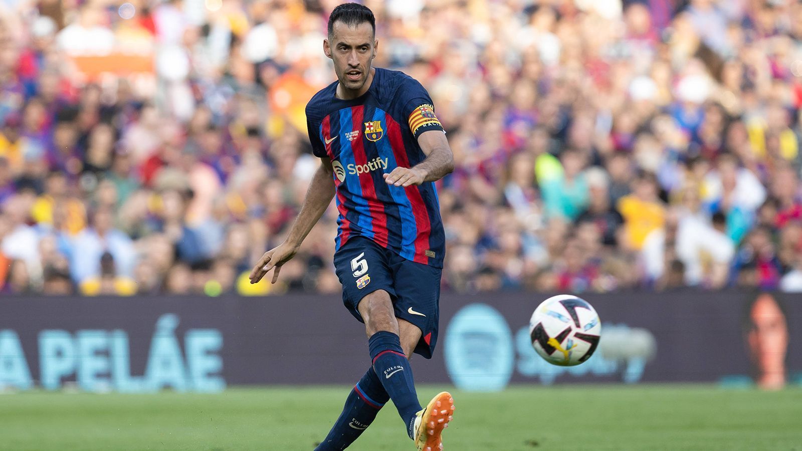 
                <strong>Sergio Busquets</strong><br>
                Der erste Star, der Messi zur die Seite gestellt wird, ist Sergio Busquets. Die Barca-Legende wechselt ablösefrei nach Miami und unterschrieb einen Vertrag bis 2025. Busquets und Messi pflegen eine enge Freundschaft und kennen sich aus vielen gemeinsamen Jahren bei den Katalanen. Busquets wird aber wohl nicht der letzte Weggefährte sein, auf den Messi nun in Miami treffen wird.
              