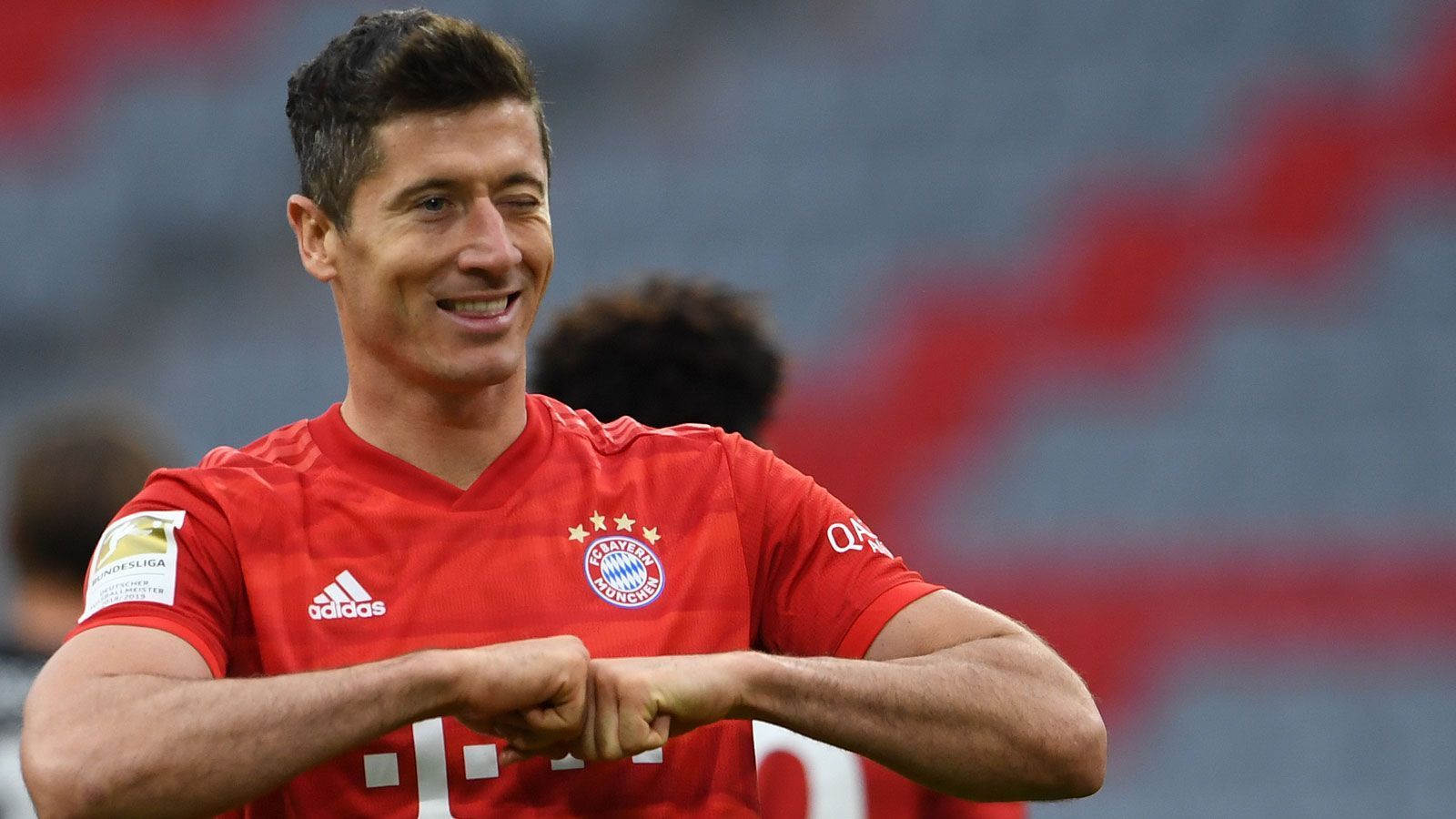 
                <strong>Lewandowskis unglaubliche Serie</strong><br>
                Robert Lewandowski hingegen traf in den ersten Spielen unter Kovac sogar noch besser als unter Flick. 31 Tore und 4 Assists verzeichnete der Stürmer insgesamt in 29 Spielen. Besonders beeindruckend war dabei Lewandowskis Serie zu Beginn der Saison, an den ersten elf Spieltagen traf der 31-Jährige immer mindestens einmal, was einen Rekord bedeutete. Ein Rekord waren ebenfalls die 16 Saisontore, die Lewandowski in den ersten elf Spielen erzielte.
              