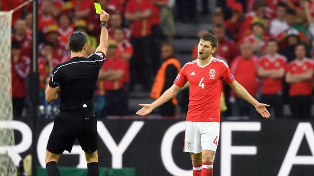 
                <strong>Ben Davies (Wales)</strong><br>
                Ben Davies (Wales): Für den Innenverteidiger von Halbfinalist Wales ging es im Viertelfinale gegen Belgien blitzschnell. Für ein Foul in der fünften Minute sah der Tottenham-Profi die zweite Verwarnung während der EM-Endrunde. Die Konsequenz: Der 23-Jährige muss nach dem 3:1-Sieg über Belgien im Halbfinale gegen Portugal zuschauen.
              