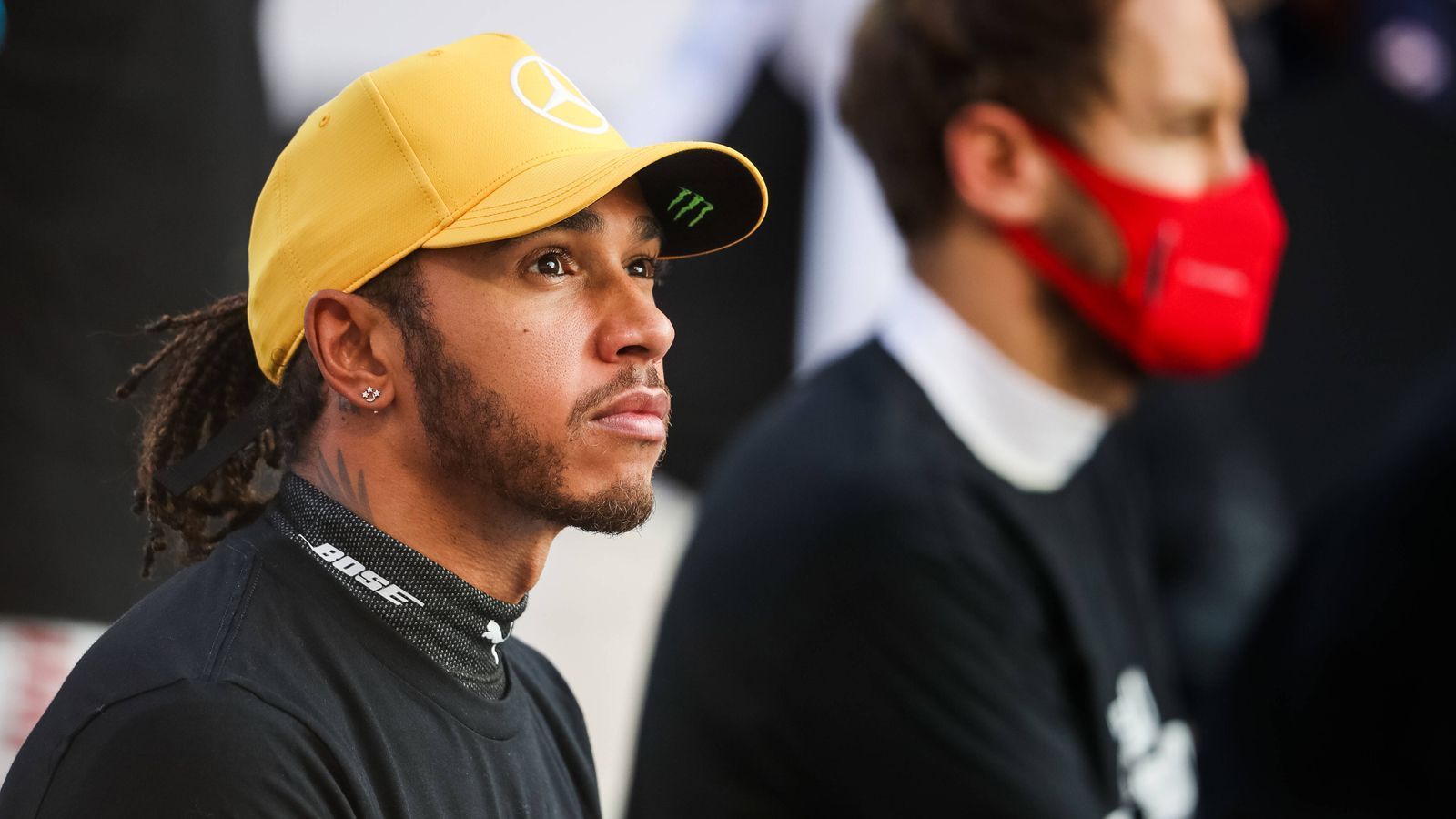 
                <strong>Lewis Hamilton (Mercedes)</strong><br>
                Einmal mehr der Klassenprimus. Immer auf den Punkt da, immer am Limit, meistens mit dem Maximum. Er überholte Legende Michael Schumacher in Sachen Siegen und zog in WM-Titeln mit sieben mit Schumi gleich. Dazu stellte er seinen Teamkollegen Valtteri Bottas mal wieder deutlich in den Schatten. Ungefährdet und in dieser Saison einmal mehr unerreicht. ran.de-Note: 1
              