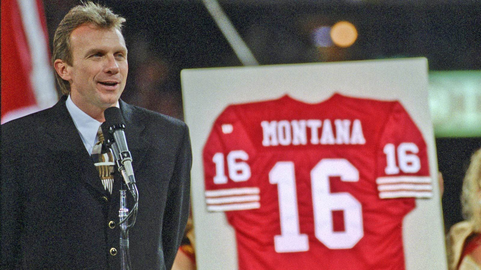 
                <strong>San Francisco 49ers </strong><br>
                8 Steve Young, 12 John Brodie, 16 Joe Montana (Foto), 34 Joe Perry, 37 Jimmy Johnson, 39 Hugh McElhenny, 42 Ronnie Lott, 70 Charlie Kruger, 73 Leo Nomellini, 79 Bob St. Clair, 80 Jerry Rice und 87 Dwight Clark.
              