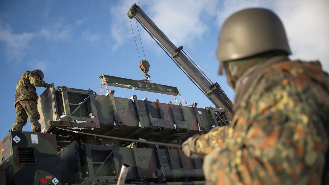 Angesichts vieler Kriege und Konflikte sind die weltweiten Militärausgaben im vergangenen Jahr auf ein Allzeithoch gestiegen.