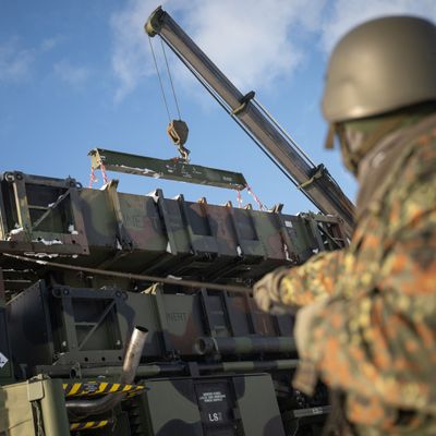 Angesichts vieler Kriege und Konflikte sind die weltweiten Militärausgaben im vergangenen Jahr auf ein Allzeithoch gestiegen.