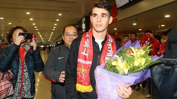 
                <strong>Platz 1: Oscar</strong><br>
                Oscar: Vom FC Chelsea zu Shanghai SIPG. Ablösesumme: 60 Millionen Euro
              