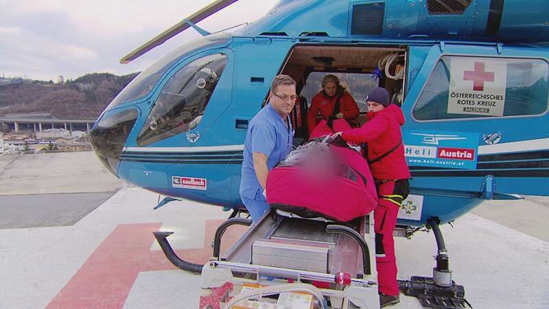 Ein schwerverletzter Skifahrer wird mit dem Helikopter in die Universitätsklinik Innsbruck eingeflogen. Die Ärzte der Notaufnahme kümmern sich um ihn.