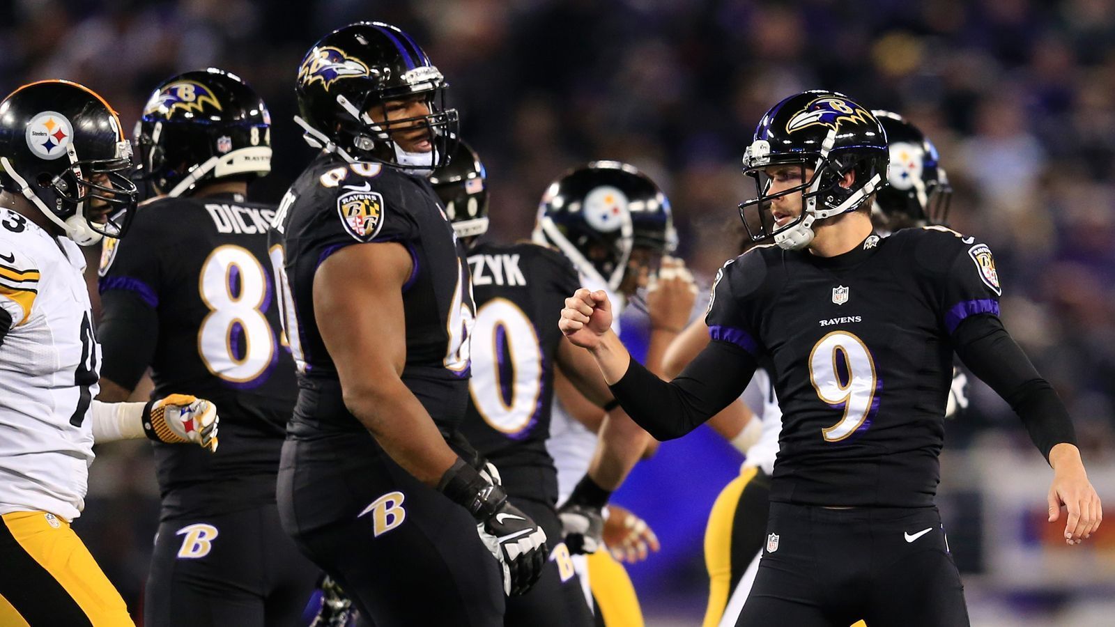 
                <strong>12. Duell: Tucker entscheidet erstes Thanksgiving-Duell</strong><br>
                Im zwölften Aufeinandertreffen von Mike Tomlin und John Harbaugh spielt erneut ein Kicker die Hauptrolle. Justin Tucker (Bild), Kicker der Ravens, erzielt 16 der 22 Punkte für Baltimore und entscheidet so die Partie. Für Aufsehen sorgt Mike Tomlin, der Jacoby Jones beim Kickoff Return behindert und dafür eine Strafe von 100.000 Dollar aufgebrummt bekommt. Beide Teams verpassen die Playoffs und müssen den Cincinnati Bengals zum zweiten Mal in der Tomlin-Harbaugh-Ära den Vortritt lassen. Harbaugh gleicht zum 6:6 aus
              