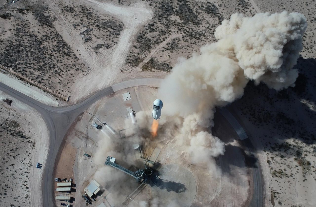 Bezos und sein Unternehmen Blue Origin setzen auf eine klassische Rakete mit Personenkapsel.