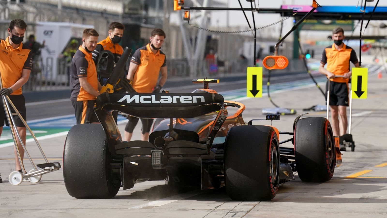 
                <strong>Platz 4: McLaren</strong><br>
                Zudem hatte Lando Norris Probleme mit den Bremsen. Allerdings war dies der Hitze von Bahrain geschuldet und war kein großes Drama. Andreas Seidl, Teamchef der ehemaligen Silberpfeile, ist sehr zufrieden mit den Tests von Barcelona und Sakhir. Die Pace ist stark, auch wenn sie noch besser hätte sein können.
              