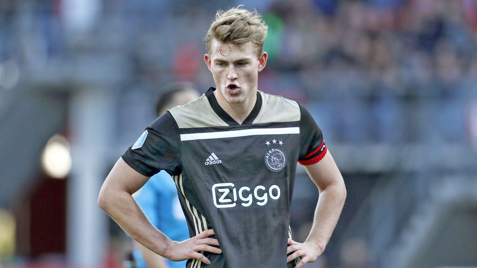 
                <strong>Matthijs de Ligt (Ajax Amsterdam)</strong><br>
                Aber auch das sind Gehälter, von denen Ajax-Verteidiger Matthijs de Ligt bisher nur träumen kann. Laut "tz" soll der heiß umworbene Abwehrspieler bisher nur 780.000 Euro jährlich kassieren (Stand: April 2018) – eine Witz-Summe im Vergleich zu Ronaldo, Messi und Co. Der 19-Jährige steht allerdings bei vielen Top-Klubs der Welt weit oben auf der Einkaufsliste – und dürfte sich bei einem Wechsel wohl über eine fürstliche Gehaltserhöhung freuen.
              