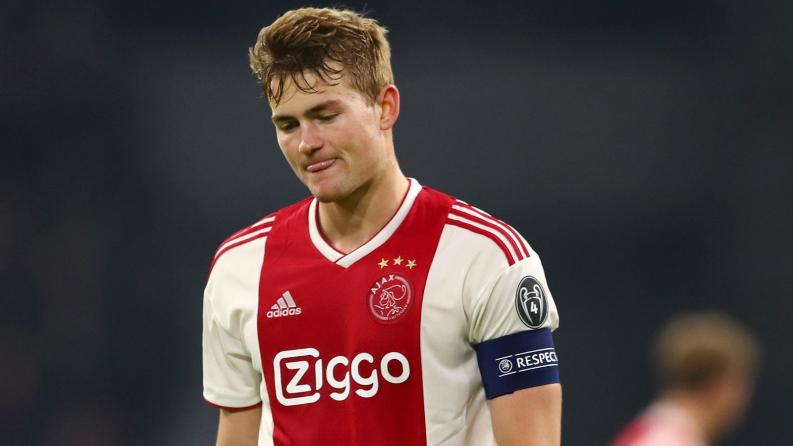 
                <strong>Matthijs de Ligt (Ajax Amsterdam)</strong><br>
                Wie in den 90er-Jahren hat Ajax Amsterdam auch aktuell wieder eine Mannschaft, die sogar den größten europäischen Klubs Paroli bieten kann. Im Achtelfinale schalteten die Niederländer mit Real Madrid den Titelverteidiger der Champions League aus. Nicht erst in den beiden Spielen gegen die Spanier kickte sich Ajax-Juwel Matthijs de Ligt in die Notizbücher von Europas Schwergewichten. Der erst 19-Jährige wird schon seit vielen Monaten mit fast allen europäischen Topklubs in Verbindung gebracht, unter anderem Real Madrid und Barcelona. 
              