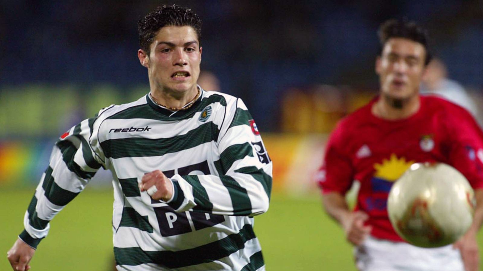 
                <strong>Sporting Lissabon</strong><br>
                Als Teenager startete Cristiano Ronaldo seine glanzvolle Karriere bei Sporting Lissabon, bevor er zu ManUtd wechselte. Seine Mutter erwähnte gerade zuletzt wieder in einem Interview, wie sehr sie sich wünschen würde, wenn ihr Sohnemann vor dem Karriereende noch einmal für seinen Jugendverein auflaufen würde. Erfüllt der 36-Jährige mit einer möglichen Rückkehr zu Sporting den Wunsch seiner Mutter? Abgesehen von der nostalgischen Komponente hätte der portugiesische Hauptstadt-Klub auch sportlich etwas zu bieten. Schließlich ist Sporting amtierender Meister in Portugal und spielt auch in der laufenden Saison wieder um den Titel mit, womit eine Champions-League-Qualifikation sogar wahrscheinlicher als mit ManUtd ist. Finanziell müsste CR7 bei einer Rückkehr zu Sporting aber sicher Abstriche machen. 
              