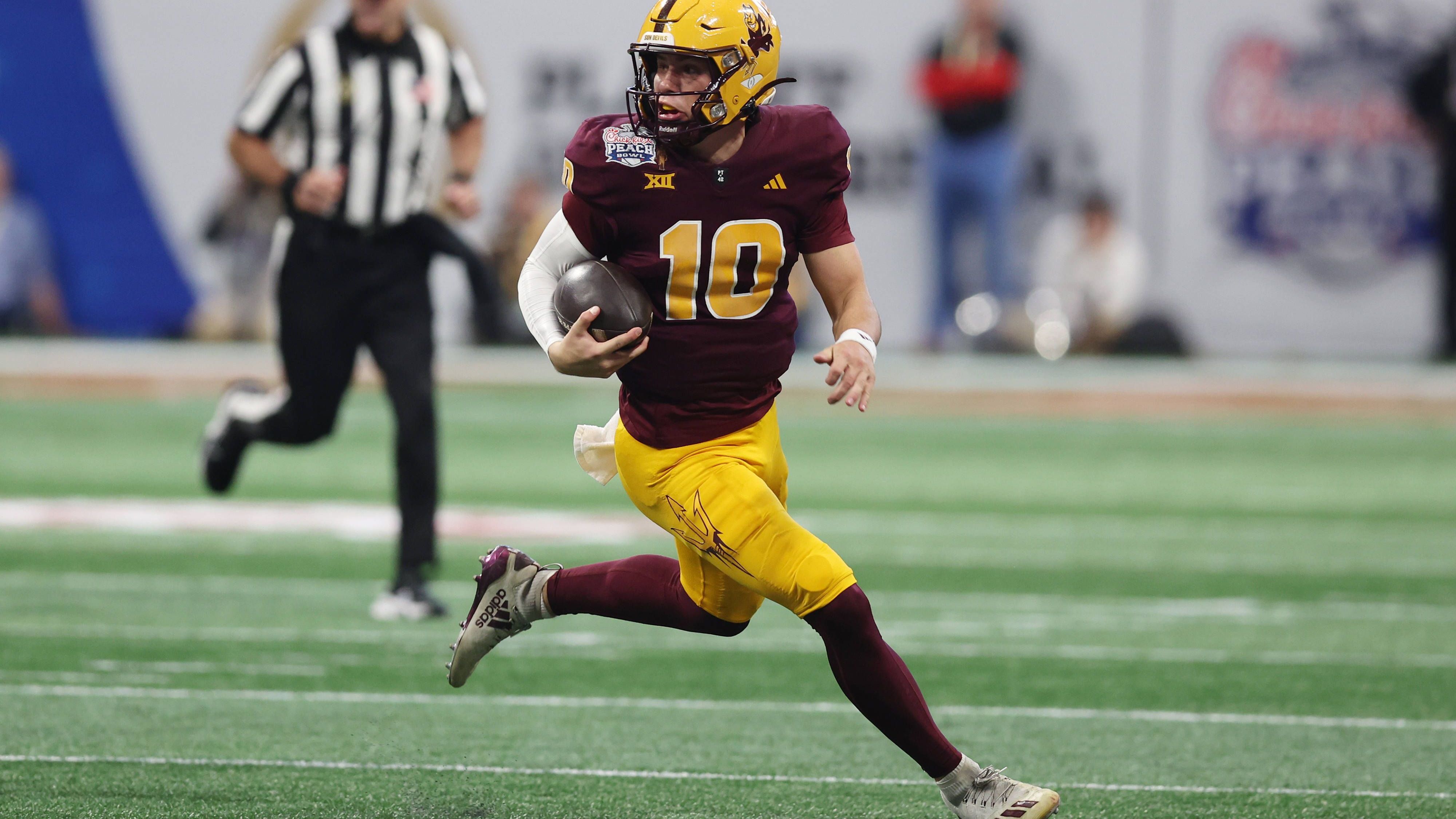 <strong>Sam Leavitt (Arizona State)</strong><br>Mit Leavitt ist der Erfolg zurück nach Arizona gekommen. Nach zwei enttäuschenden Spielzeiten führte der Quarterback das Team ins Viertelfinale der Playoffs. Dabei überzeugte Leavitt als Läufer und als Passer. Auch er hat nun noch eine Saison Zeit, um sich in der umkämpften Draft-Klasse 2026 seinen Platz zu sichern.