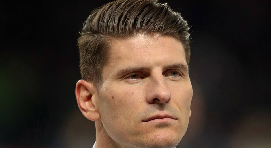 
                <strong>Mario Gomez</strong><br>
                Mario Gomez gehört für mich 100-prozentig in den WM-Kader. Und das nicht nur, weil er beim VfB Stuttgart wieder aufgeblüht ist. Er ist meiner Meinung nach auch charakterlich ein absoluter Gewinn für die Mannschaft. Er bringt viel Erfahrung mit, ist zudem zu einem besonnenen Spieler gereift, der die eigenen Interessen hintenanstellt und sich voll in den Dienst der Mannschaft stellt. Solche Charaktere braucht eine Mannschaft.
              