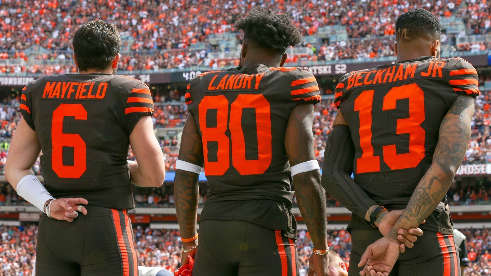 
                <strong>Verlierer: Baker Mayfield</strong><br>
                Nach dem Trade für Odell Beckham Jr. mit Vorschusslorbeeren überschüttet, enttäuschten die Cleveland Browns gegen die Tennessee Titans auf ganzer Linie. Die Leistung an diesem Tag mutete gar wie ein Flashback zurück in die 1-31-Zeiten an. Quarterback Baker Mayfield brachte nur 25 von 38 Pässen für 285 Yards an den Mann, verzeichnete dabei nur einen Touchdown, bei drei teils haarsträubenden Interceptions. Die fehlende Chemie zu seinen Top-Receivern durch die fehlende gemeinsame Spielpraxis in der Offseason war deutlich anzumerken.
              