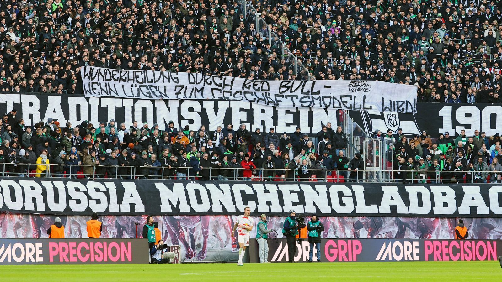 
                <strong>Fans machen sich über Burnout-Erkrankung lustig</strong><br>
                Auf einem weiteren Transparent zweifelte Gladbachs Anhang Eberls Burnout an, wegen der er einst bei der Borussia zurücktrat. "Wunderheilung durch Red Bull – Wenn lügen zum Geschäftsmodell wird", stand auf dem Banner in der Gäste-Kurve. 
              