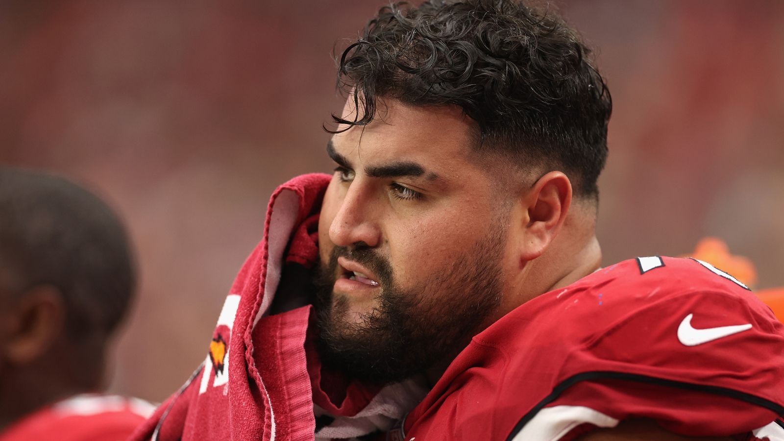 
                <strong>Offensive Guard (rechts): Will Hernandez (Arizona Cardinals)</strong><br>
                Vertragsvolumen: 9 Millionen US-DollarDavon Grundgehalt in 2023: 2 Millionen US-DollarWir haben lange gesucht. Es gibt kaum Right Guards, die unterbezahlt sind. Wenn, dann kann man Hernandez anführen. Sein Vertrag ist zwar frisch unterschrieben, doch etwas mehr hätte es für seine soliden Leistungen (solange er gesund ist) sein dürfen. Zumal nur 50 Prozent der neun Mio. garantiert sind.
              