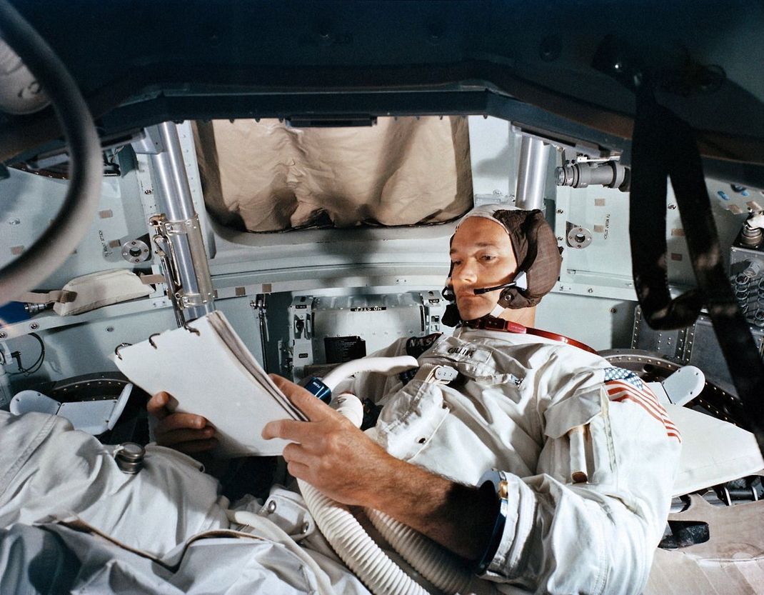 In der Kapsel des  Mondraumschiffs war es noch enger als im Crew Dragon (hier Apollo-11-Astronaut Michael Collins). Dafür reisten auch nur 3 Astronauten darin.  