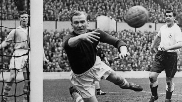 
                <strong>Bert Trautmann</strong><br>
                3. Platz: Bert Trautmann († 89) spielte zwischen 1949 und 1964 bei Manchester City. Die Anfangszeit dort war schwierig für ihn. 20.000 Menschen demonstrierten gegen seine Einstellung, weil er im zweiten Weltkrieg deutscher Fallschirmjäger und sogar in britischer Gefangenschaft war. Doch seine Fürsprecher behielten die Oberhand. Sechs Jahre später war er in England ein Fußballidol - wurde 1956 sogar Englands Fußballer des Jahres. Bis 1964 blieb er bei Manchester City - insgesamt 15 Jahre lang. Im FA-Cup-Finale 1956 spielte er durch, obwohl er sich bei einem Zusammenstoß das Genick gebrochen hatte. Die Verletzung wurde nach dem Spiel diagnostiziert und Trautmann zur Legende.
              