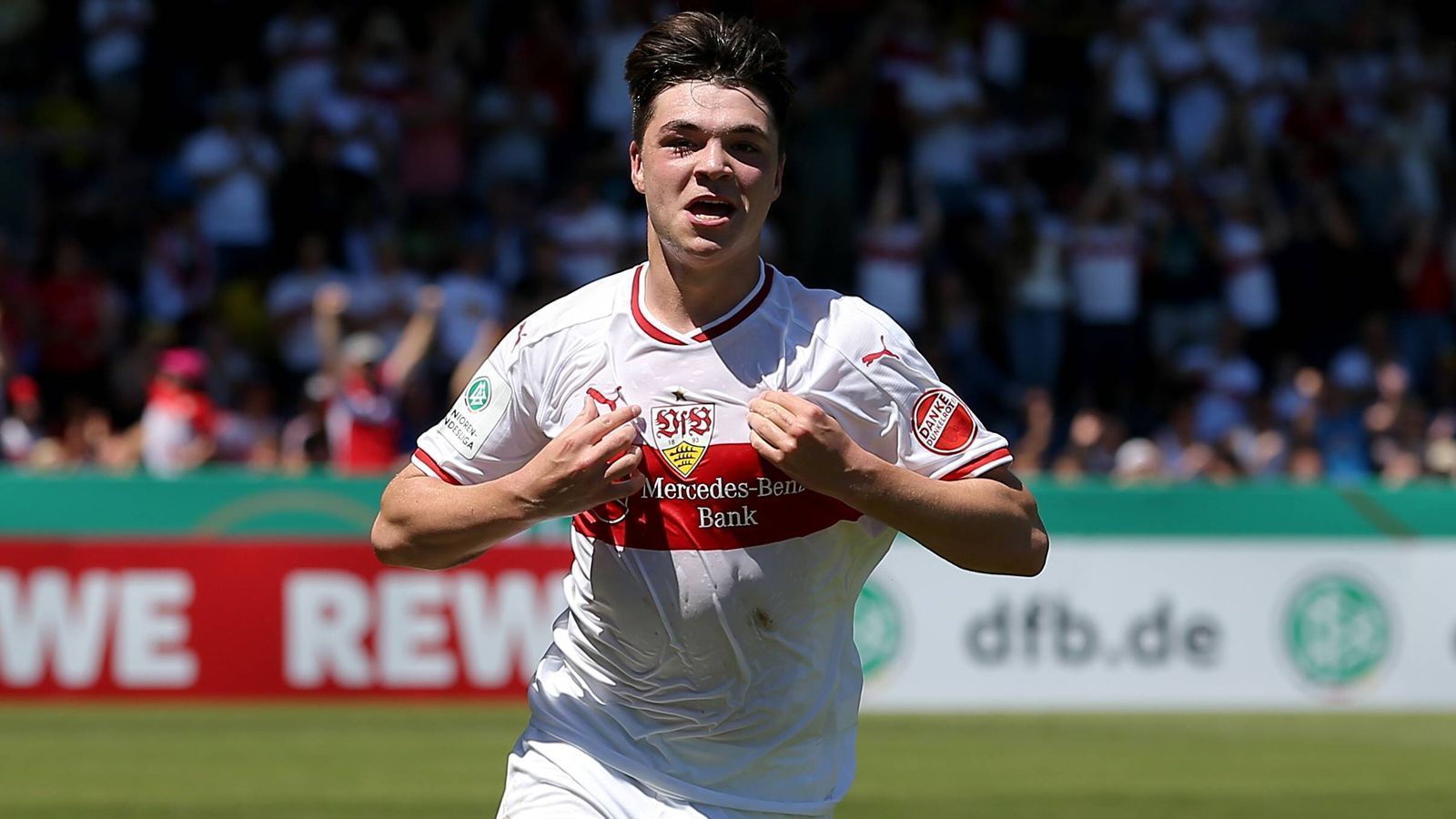 
                <strong>Lilian Egloff (VfB Stuttgart)</strong><br>
                Der Mittelfeldspieler ist ein echter Frühentwickler: Obwohl er gerade einmal 16 Jahre alt ist, hatte er bereits 18 Einsätze in der A-Junioren-Bundesliga und hinterließ dort mit fünf Toren und fünf Vorlagen einen starken Eindruck. Er tritt selbstbewusst auf, ist schnell, hat eine gute Spielübersicht und ist stark im Abschluss. Vor allem in wichtigen Spielen ist auf ihn Verlass: Im Finale um die Meisterschaft, welches gegen Dortmund verloren ging, zählte er zu den auffälligsten Spielern und erzielte ein Tor. Im siegreichen Pokalfinale gelang ihm sogar ein Doppelpack.  
              