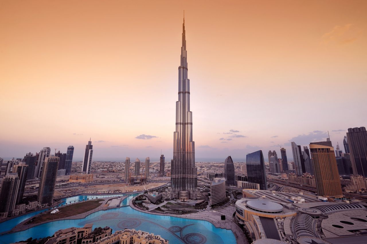 Absolut herausragend! Der "Burj Khalifa" ist mit 828 Metern und 189 Etagen (nutzbar: 163) das höchste Bauwerk der Welt. Die unteren Stockwerke belegt ein Armani-Hotel, darüber liegen Büros und Suiten. Die erste Aussichts-Plattform befindet sich auf der 124./125. Etage, die zweite auf der 148. Etage - einen besseren Blick auf die Wüsten-Metropole hat man nirgendwo. Ein noch höherer Turm ist bereits im Bau, fertiggestellt werde