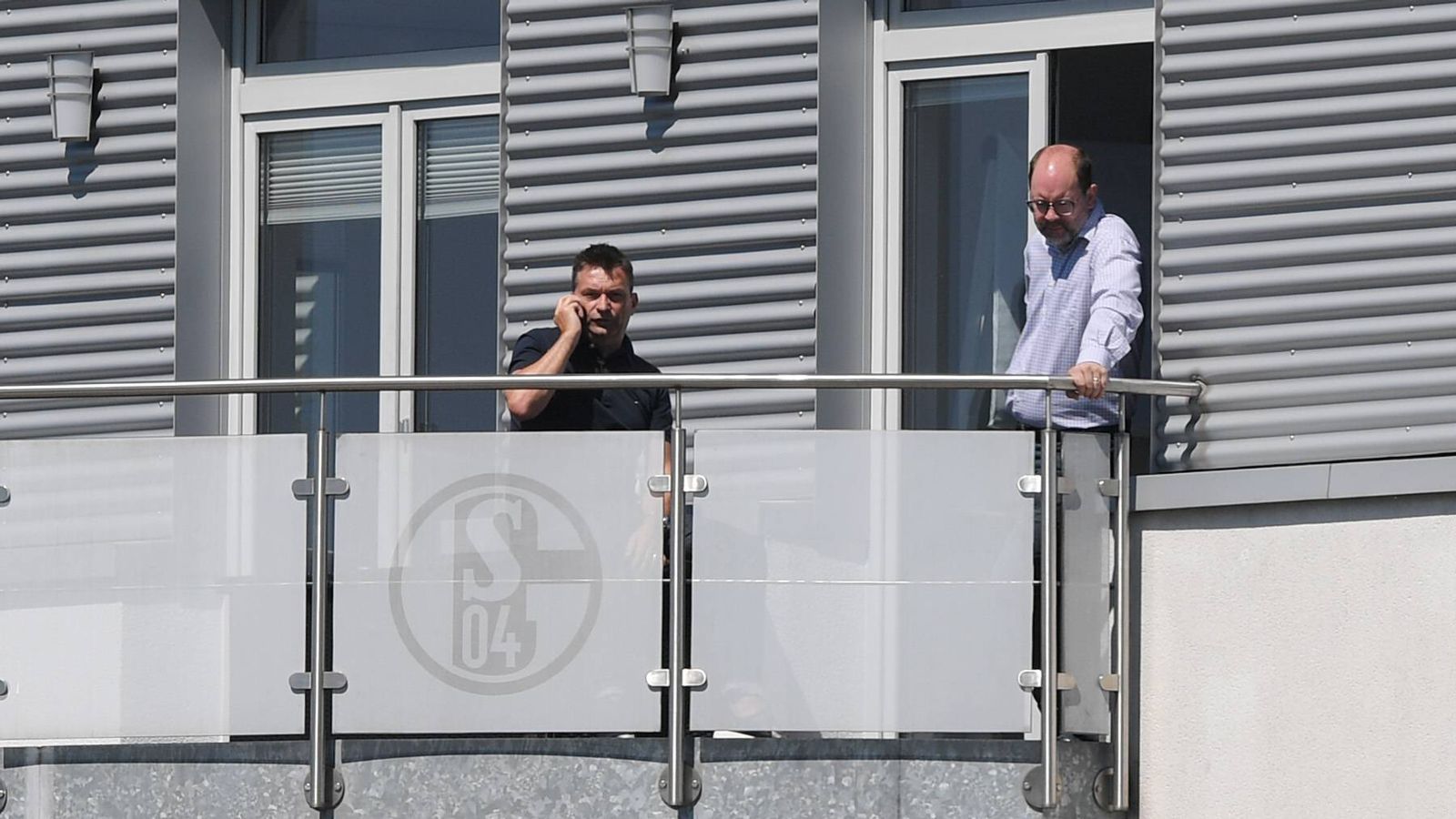 
                <strong>FC Schalke 04</strong><br>
                Schalke-Manager Christian Heidel (li.) beobachtete das erste Training des Champions-League-Teilnehmers von der Terrasse der Geschäftsstelle aus.
              