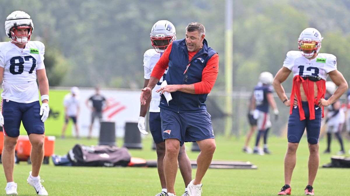 August 4, 2025; Foxborough, MA, USA; New England Patriots head coach Mike Vrabel instructs the team during training camp at Gillette Stadium. CSM Foxborough USA - ZUMAc04_ 20250804_zma_c04_079 Copy...