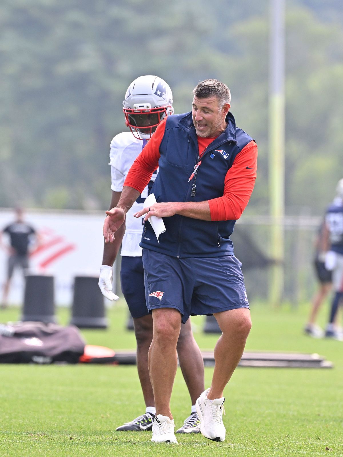 August 4, 2025; Foxborough, MA, USA; New England Patriots head coach Mike Vrabel instructs the team during training camp at Gillette Stadium. CSM Foxborough USA - ZUMAc04_ 20250804_zma_c04_079 Copy...