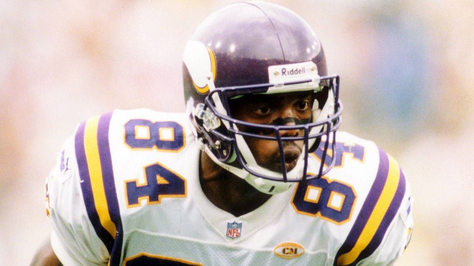 <strong>9. Randy Moss<br></strong>Obwohl in der 1. Runde von den Minnesota Vikings ausgewählt, fiel Moss auf den 21. Platz des Drafts von 1998, was ihn zu einem der größten Steals machte, da er zu einem der dynamischsten Wide Receiver in der Geschichte der NFL wurde.