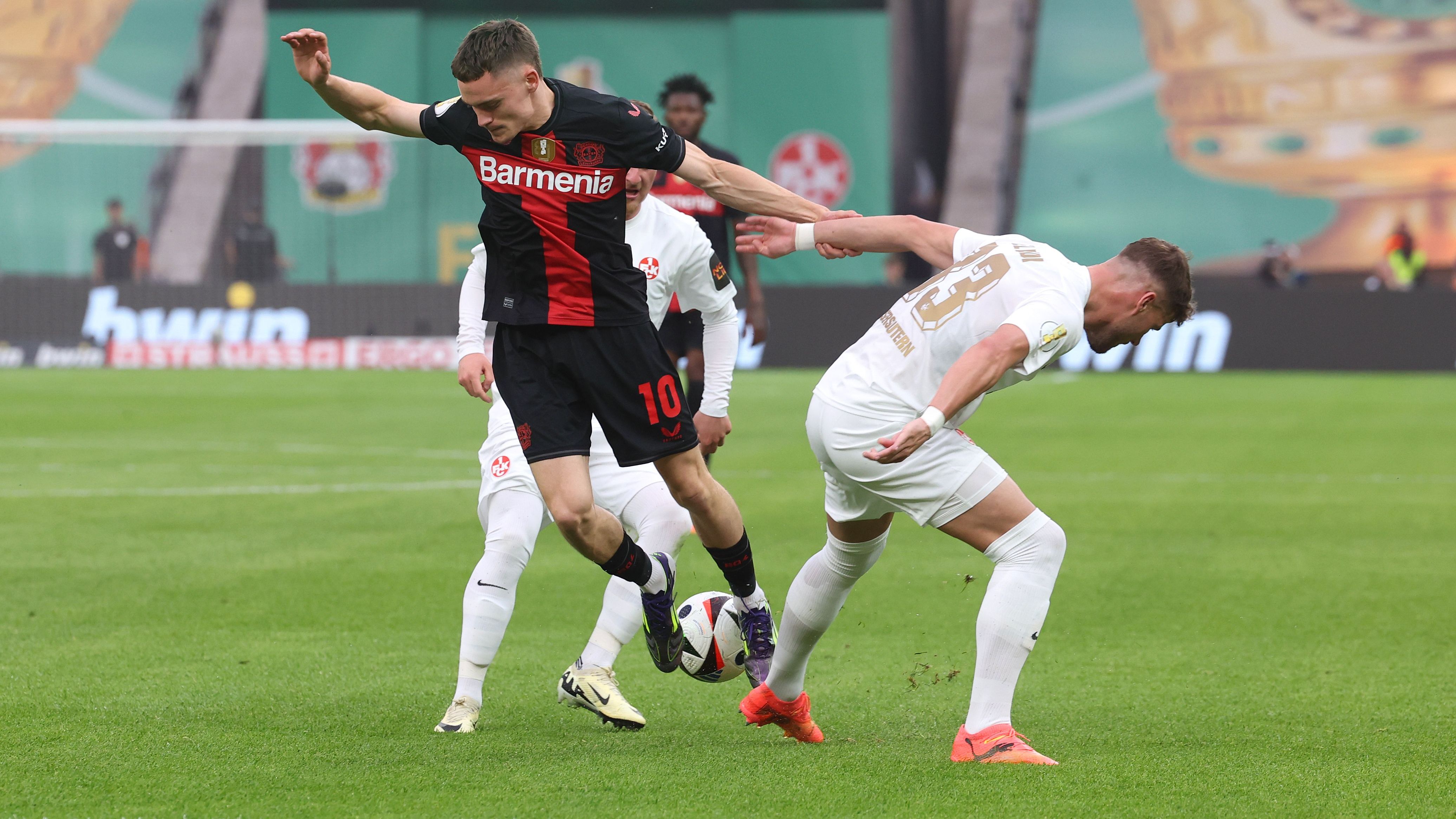 <strong>Florian Wirtz (Bayer Leverkusen)</strong><br>Braucht kurz, um in die Partie zu kommen, dann aber in Minute 15 mit der bis dato besten Chance. Ist bemüht, das Spiel im letzten Drittel schneller zu machen, was nicht immer gelingt. Trotzdem Unruheherd, weil aktiv und ballfordernd. Bereitet Frimpongs Großchance bockstark vor. <strong><em>ran</em></strong>-Note: 2