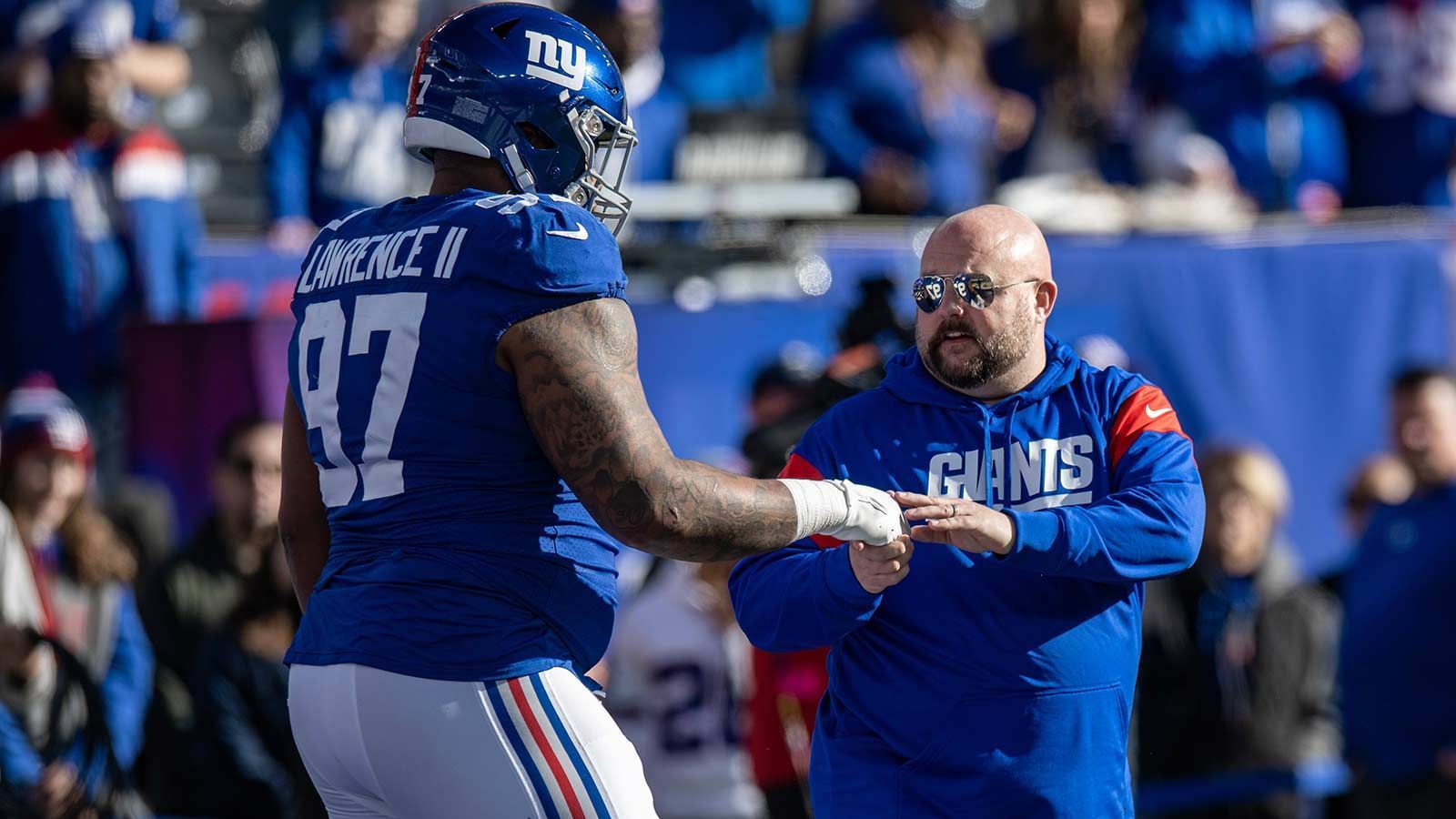 
                <strong>New York Giants - Dexter Lawrence II, Defensive Tackle</strong><br>
                7,5 Sacks und sieben Tackles für Raumverlust lieferte Dexter Lawrence in der vergangenen Saison für die New York Giants, wofür er mit einem Platz im zweiten All-Pro-Team belohnt wurde. Kein Wunder, dass die Franchise seinen Vertrag um vier Jahre verlängerte und ihn mit 87,5 Millionen Dollar zu einem der best-bezahlten Defensive Tackles der NFL machte. Der 25-Jährige wird also auch in nächster Zeit für die G-Men auf Quarterback-Jagd gehen, wobei er mit Kayvon Thibodeaux einen hochveranlagten Partner an seiner Seite hat.Honorable Mentions: Linebacker Kayvon Thibodeaux, Offensive Tackle Andrew Thomas
              