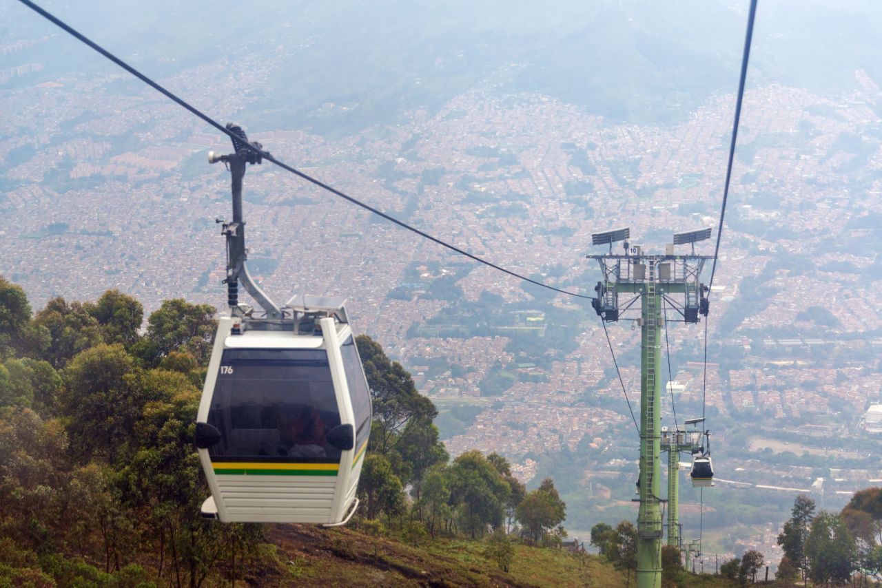 Metrocable: Fünf Seilbahn-Linien verbinden verschiedene Stadtteile miteinander. Sie prägen das Stadtbild und fahren auch über die Favelas. Die sechste ging 2020 in Betrieb. 2004 startete die erste Gondel, seitdem transportieren die Seilbahnen täglich rund 30.000 Menschen.