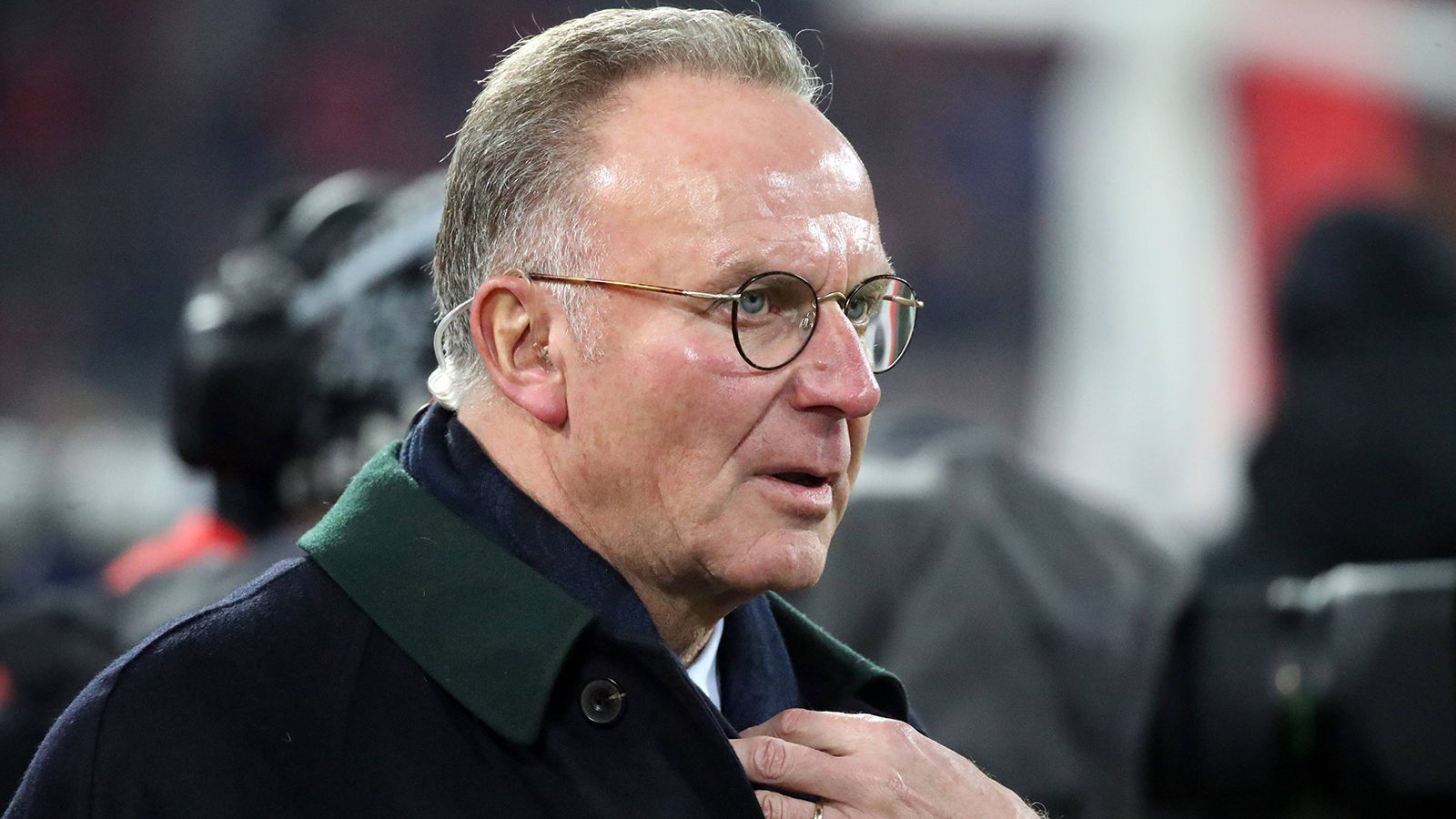 
                <strong>Stürmer: Karl-Heinz Rummenigge </strong><br>
                Durch seinen Verkauf an Inter Mailand, den Uli Hoeneß einfädelte, rettete er als Spieler den Klub aus der Schuldenfalle. Eine Geschichte, die Hoeneß immer wieder gerne erzählt. "Kalle" ist jedoch nicht nur deshalb eine Klublegende. 217 Tore in insgesamt 422 Einsätzen in zehn Saisons erzielte er, gewann mit den Bayern den Europapokal der Landesmeister. Einer der besten deutschen Stürmer aller Zeiten. Nach seiner aktiven Karriere einer der einflussreichsten Funktionäre im europäischen Fußball-Geschäft. Viele Jahre leitete er als Vorstandsvorsitzender die Geschicke des Rekordmeisters, machte den Klub gemeinsam mit Hoeneß an die Spitze - und das ganz ohne Fremdinvestoren. Ja, Rummenigge hat seinen Platz hier definitiv verdient.
              