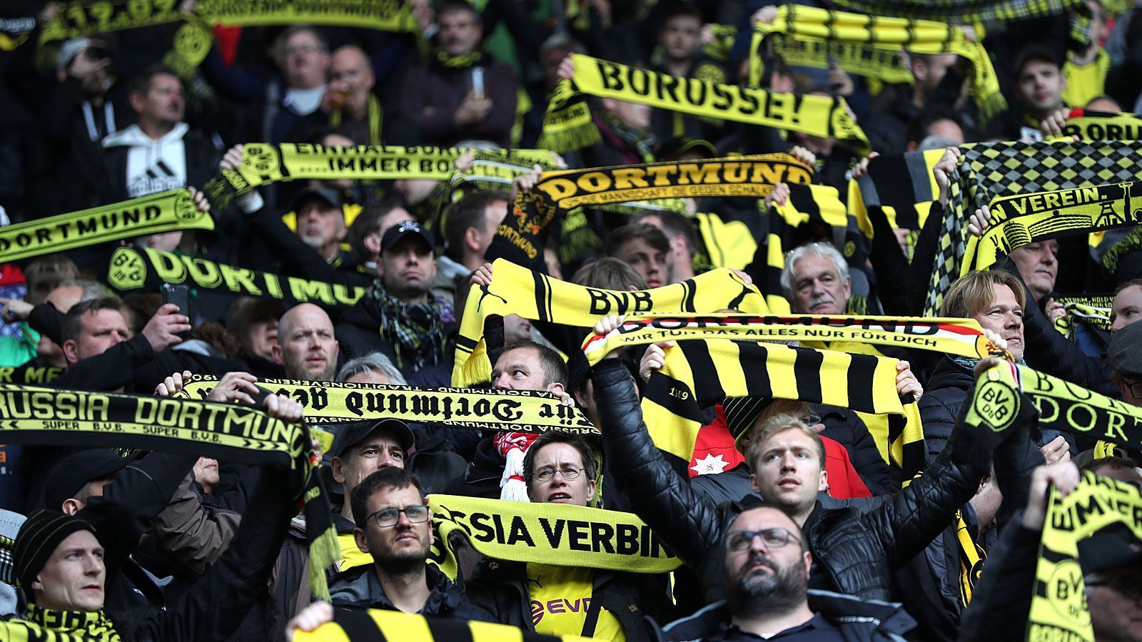 
                <strong>Platz 1: Borussia Dortmund</strong><br>
                Stehplatz: 235 EuroTeuerste Sitzplatzkategorie: 781 Euro (ligaweit Platz 3)
              