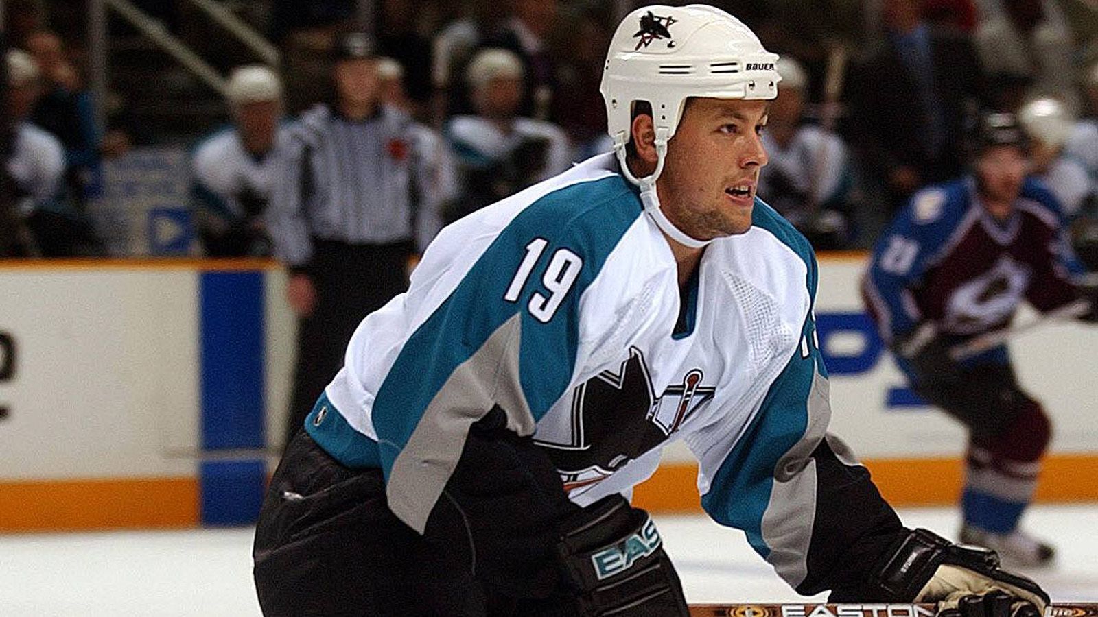 
                <strong>Marco Sturm wurde bei den Sharks zum Superstar</strong><br>
                Marco Sturm war mit 242 Toren und 245 Assists der erfolgreichste deutsche NHL-Spieler, ehe Leon Draisaitl neue Bestmarken aufstellte. Einen Großteil seiner Karriere verbrachte Sturm bei den Sharks – und zwar von 1997 bis 2005. Später wurde er Bundestrainer der deutschen Nationalmannschaft, eher er der Organisation der Los Angeles Kings beitrat. Von November 2018 an war er Co-Trainer bei dem NHL-Team. Seit dieser Saison fungiert als Cheftrainer beim AHL-Farmteam der LA Kings, den Ontario Reign.
              